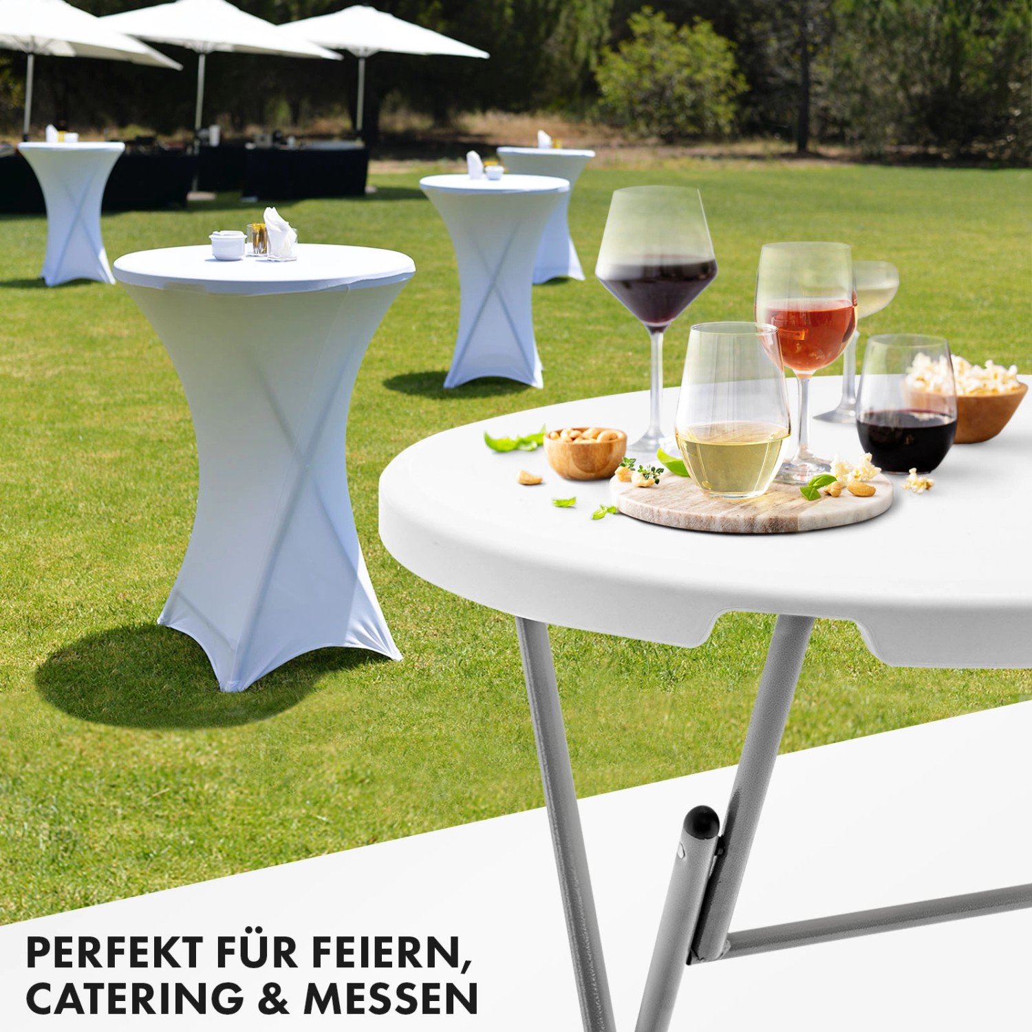 Weißer, runder KARAT Klapptisch Nagano als Stehtisch im Garten mit Getränken und Snacks.