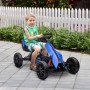 Lachender Junge auf blauem HOMCOM Go-Kart mit Pedalantrieb und verstellbarem Sitz auf gepflastertem Weg. Kinderfahrzeug.