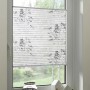 Gardinia Plissee Bella Blätter, 40x130 cm, weiß, am Fenster montiert. Blickdichtes Rollo mit Blätter-Motiv.