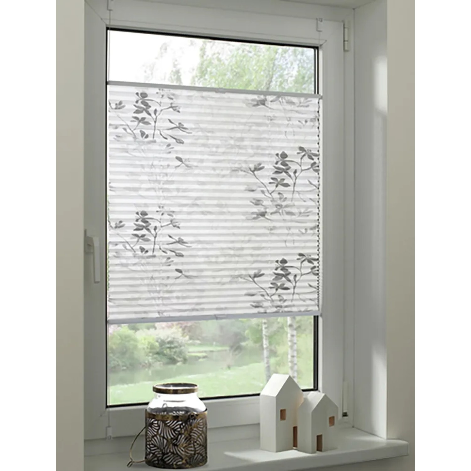 Gardinia Plissee Bella Blätter, 40x130 cm, weiß, am Fenster montiert. Blickdichtes Rollo mit Blätter-Motiv.