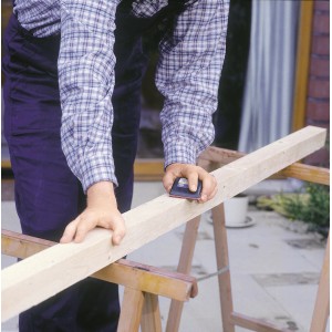 Handwerker schleift Holz mit LUX Hand-Schleifklotz 70x130 mm für präzise Ergebnisse.