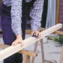 Handwerker schleift Holz mit LUX Hand-Schleifklotz 70x130 mm für präzise Ergebnisse.