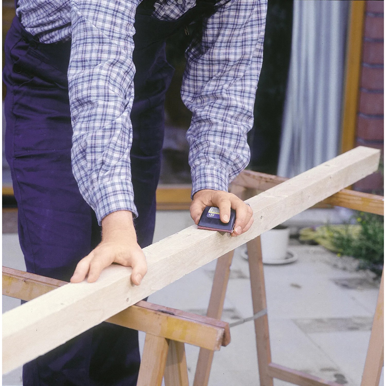Handwerker schleift Holz mit LUX Hand-Schleifklotz 70x130 mm für präzise Ergebnisse.