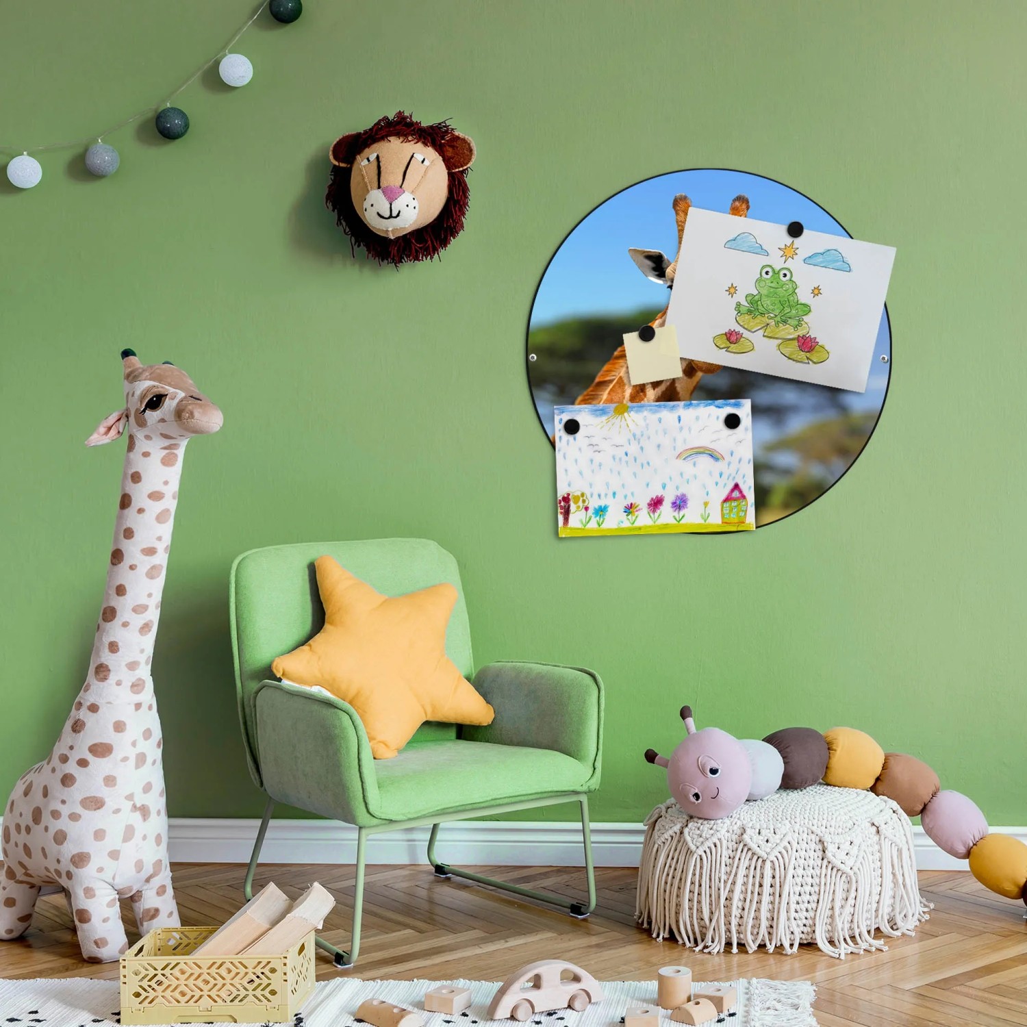 Runde, schwarze Banjado Magnettafel „Miss Kilimandscharo“ (47 cm) mit Notizen im Kinderzimmer.