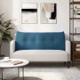 Blaues Samt-Rückenkissen mit Knopfheftung auf hellem Sofa. Bietet Komfort und Unterstützung im Wohnzimmer.