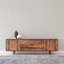 Dekorative Tadessi Vliestapete Vintage in Weiß mit feinem Rautenmuster an einer Wand im Wohnraum.