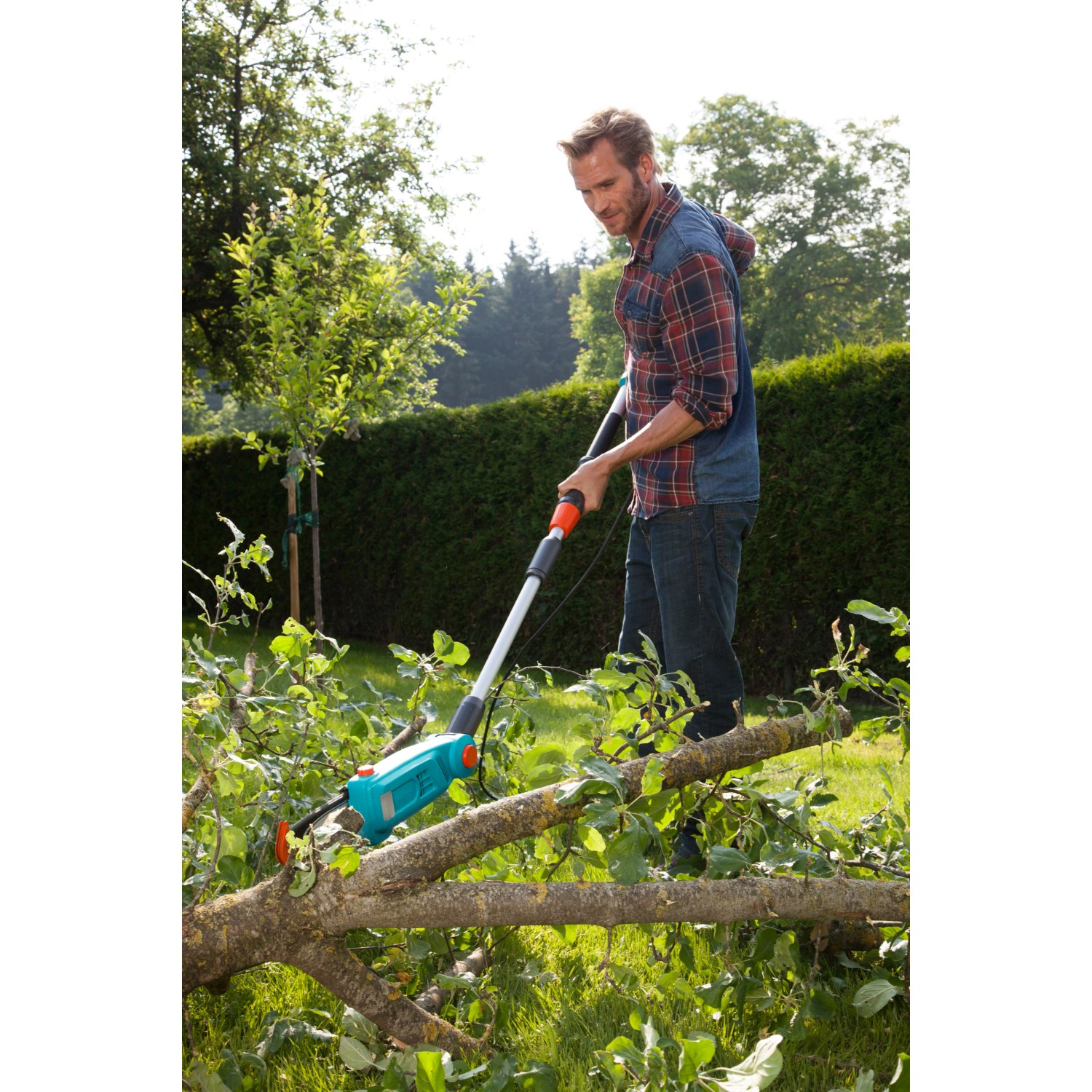 Gardena Elektro-Teleskopsäge TCS 720/20 im Einsatz zum Schneiden von Ästen.