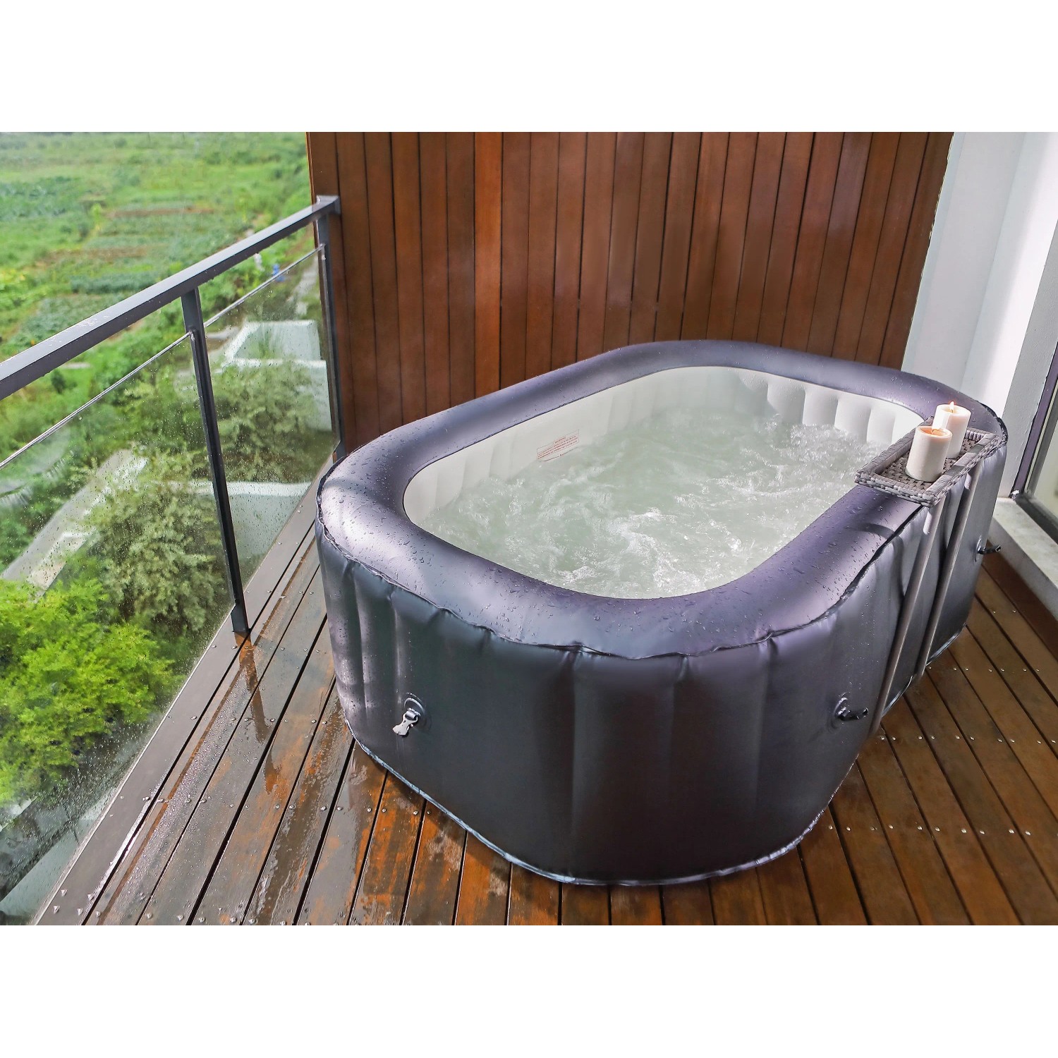 MSpa Urban Whirlpool Nest AirJet mit Hydromassage und Beistelltisch auf einer Terrasse.