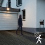Schwarze LED Solar-Außenleuchte mit Sensor an Hauswand, beleuchtet Gehweg.