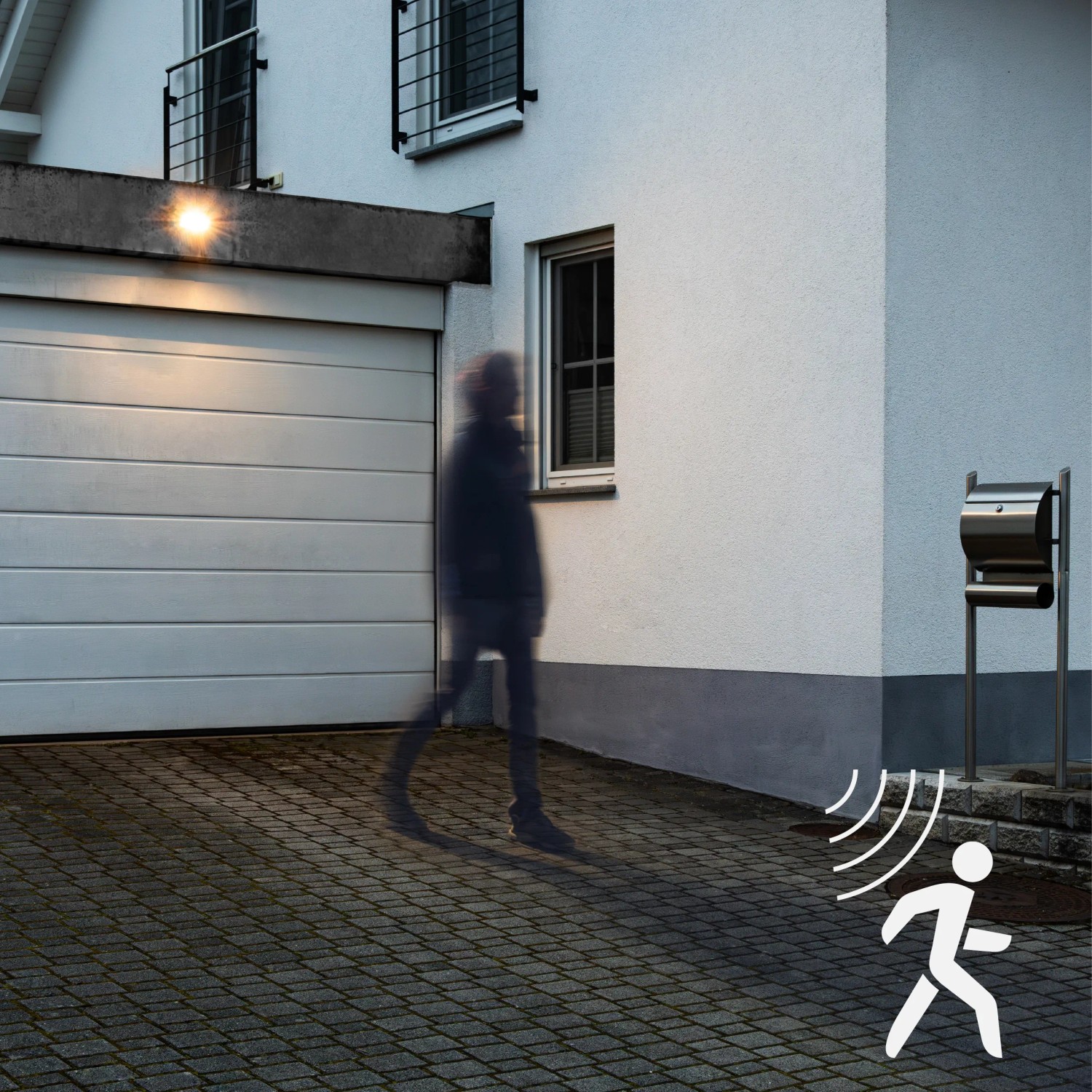 Schwarze LED Solar-Außenleuchte mit Sensor an Hauswand, beleuchtet Gehweg.