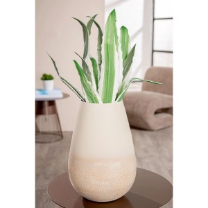 Gilde Vase Echo beige, 33 cm, aus Metall, matt und strukturiert, mit grünen Pflanzen auf einem Tisch.
