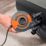 Bestway Luftbett wird mit einer elektrischen Luftpumpe aufgepumpt.