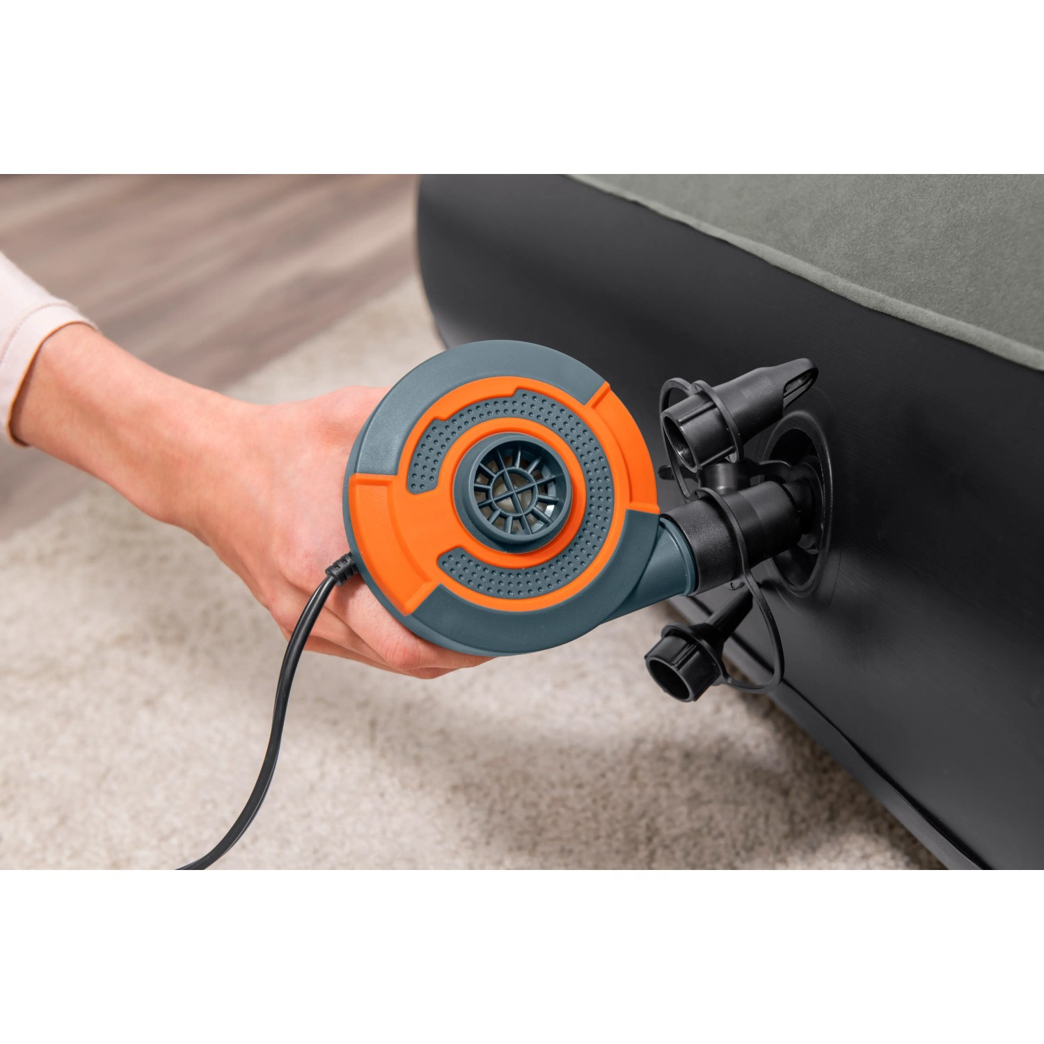 Bestway Luftbett wird mit einer elektrischen Luftpumpe aufgepumpt.