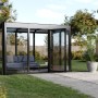 SunElements Gartenhaus SunGarden Infinity 3.2, anthrazit-metallic, 7,8 m² mit geöffneten Türen.