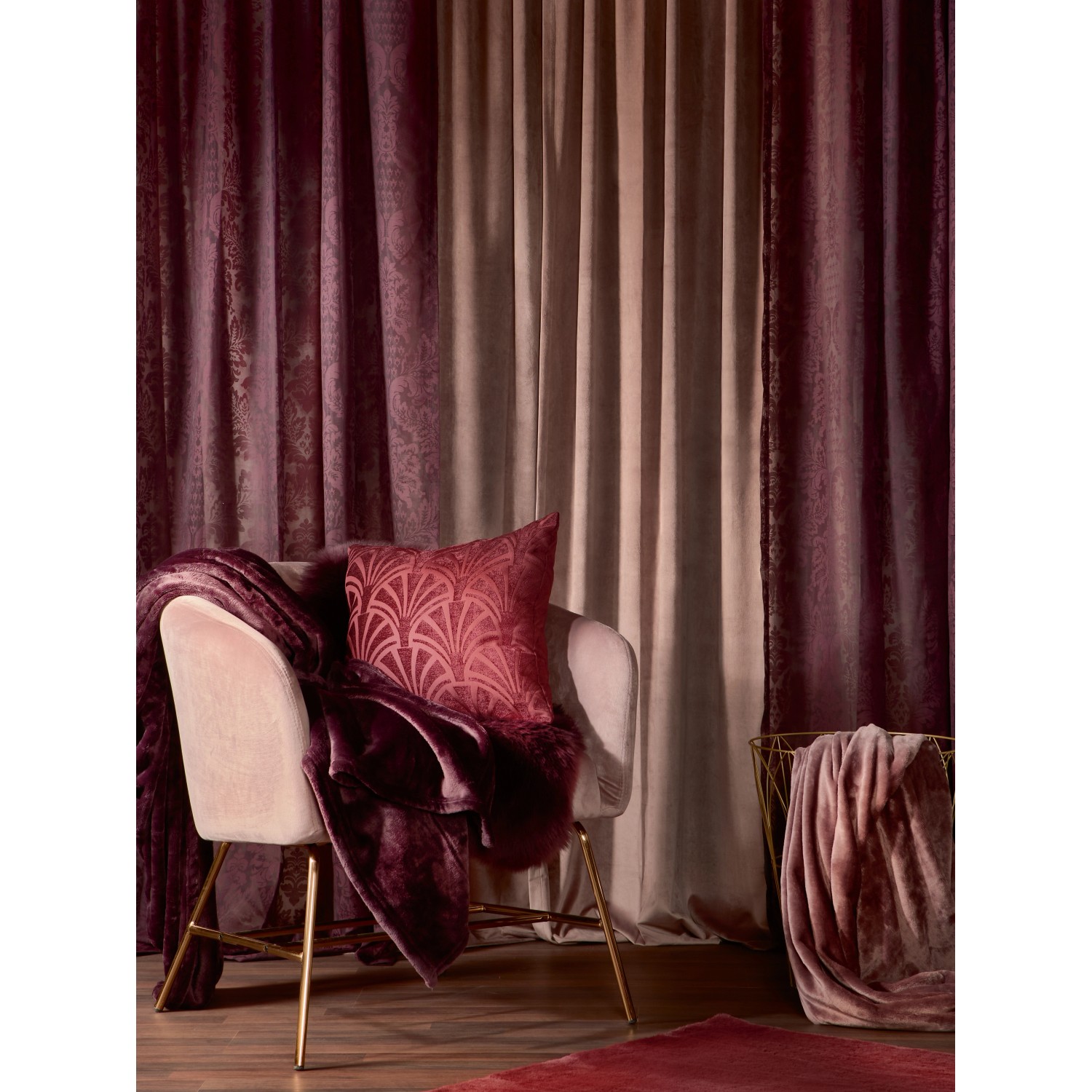 Dekoratives Kissen Blush Bordeaux Rot 45x45 cm auf Sessel mit Decke und Vorhängen.