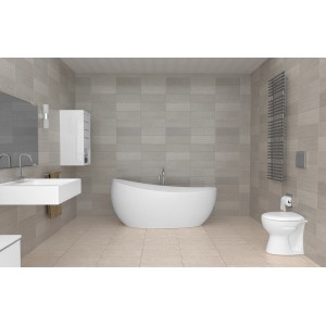 Badezimmer mit Badewanne, Waschbecken und WC. Fischer Dübel für sichere Befestigung im Nassbereich.