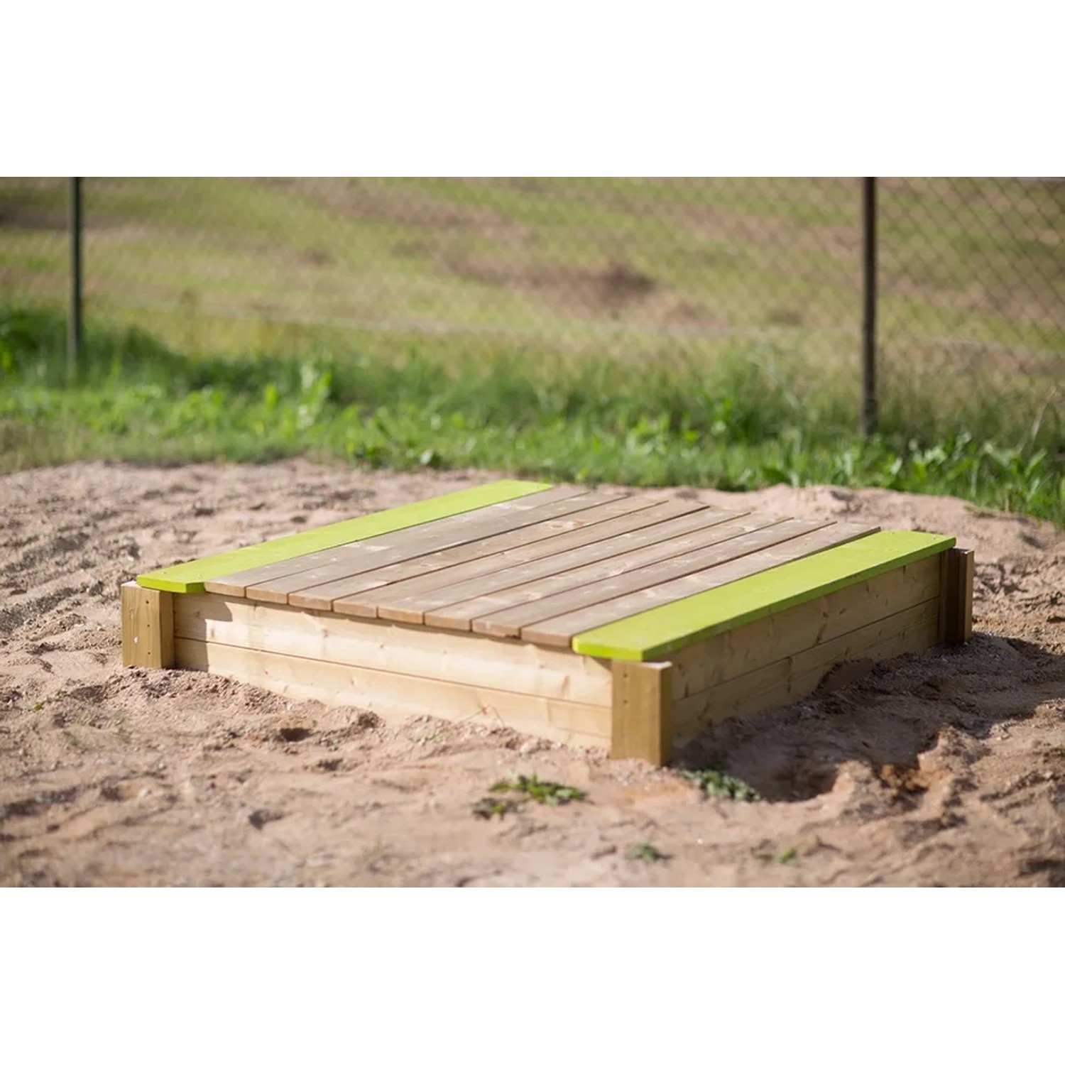 Wendi Toys Sandkasten mit Holzabdeckung und Sitzfläche, aus FSC®-Holz.