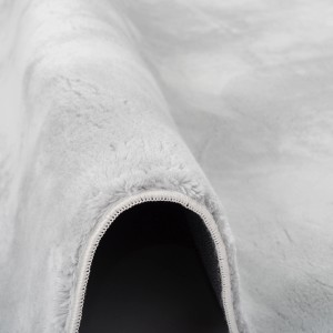 Detailaufnahme: Weicher, grauer Pergamon Luxus Fellteppich (80x150cm).