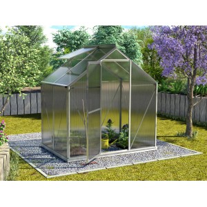 Gewächshaus Triton 2500 mit Alu-Rahmen, Hohlkammerplatten und Fundament im Garten.