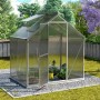 Gewächshaus Triton 2500 mit Alu-Rahmen, Hohlkammerplatten und Fundament im Garten.