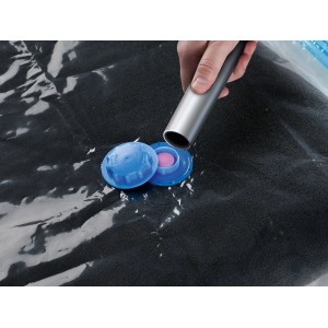 Vakuum-Kleiderbeutel S in Verwendung mit Staubsauger für platzsparende Aufbewahrung.