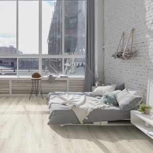 Heller Raum mit Classen HydroClick Vinylboden Nordische Eiche. Gemütliche Atmosphäre mit Bett und großem Fenster.