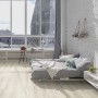 Heller Raum mit Classen HydroClick Vinylboden Nordische Eiche. Gemütliche Atmosphäre mit Bett und großem Fenster.