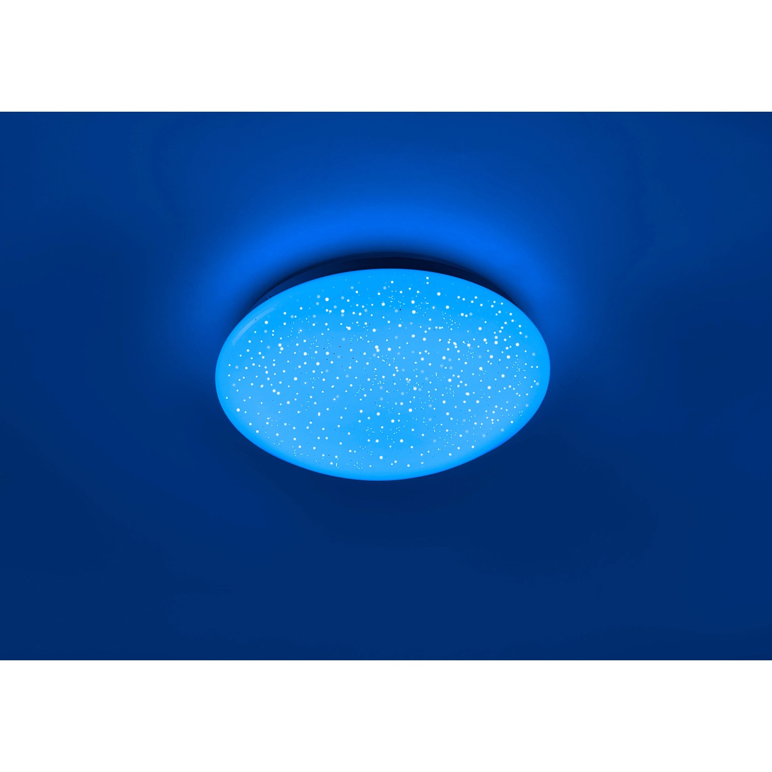 Weiße LED-Deckenleuchte Skyler Ø 25cm mit Sternenhimmel-Effekt, blau beleuchtet.