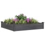Graues Massivholz Hochbeet 120x120 cm, bepflanzt mit grünen Pflanzen und rosa Blumen. Robuster Blumenkasten für Garten.