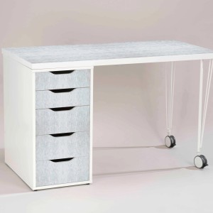 Schreibtisch mit Venilia Klebefolie in Alu gebürstet Optik auf Tischplatte und Schubladen.