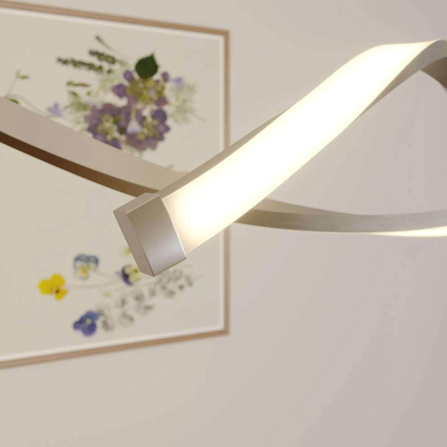 Moderne Lindby LED-Leuchte Auron in Alu. Wellenförmiges Design, dimmbares warmweißes Licht für Wohnzimmer.