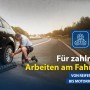 Mann wechselt Reifen am schwarzen Auto mit Drehmomentschlüssel. Ideal für Autoreparatur, Wartung & Reifenwechsel.