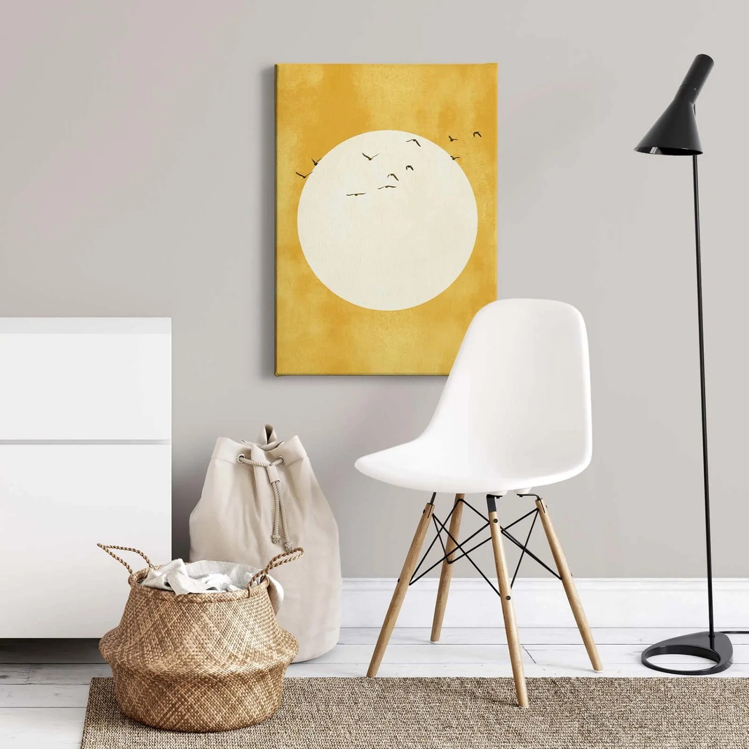 Wandbild mit gelbem Kreis und Vögeln im asiatischen Stil. Leinwandbild für Wohnzimmer im Mid-Century-Stil.