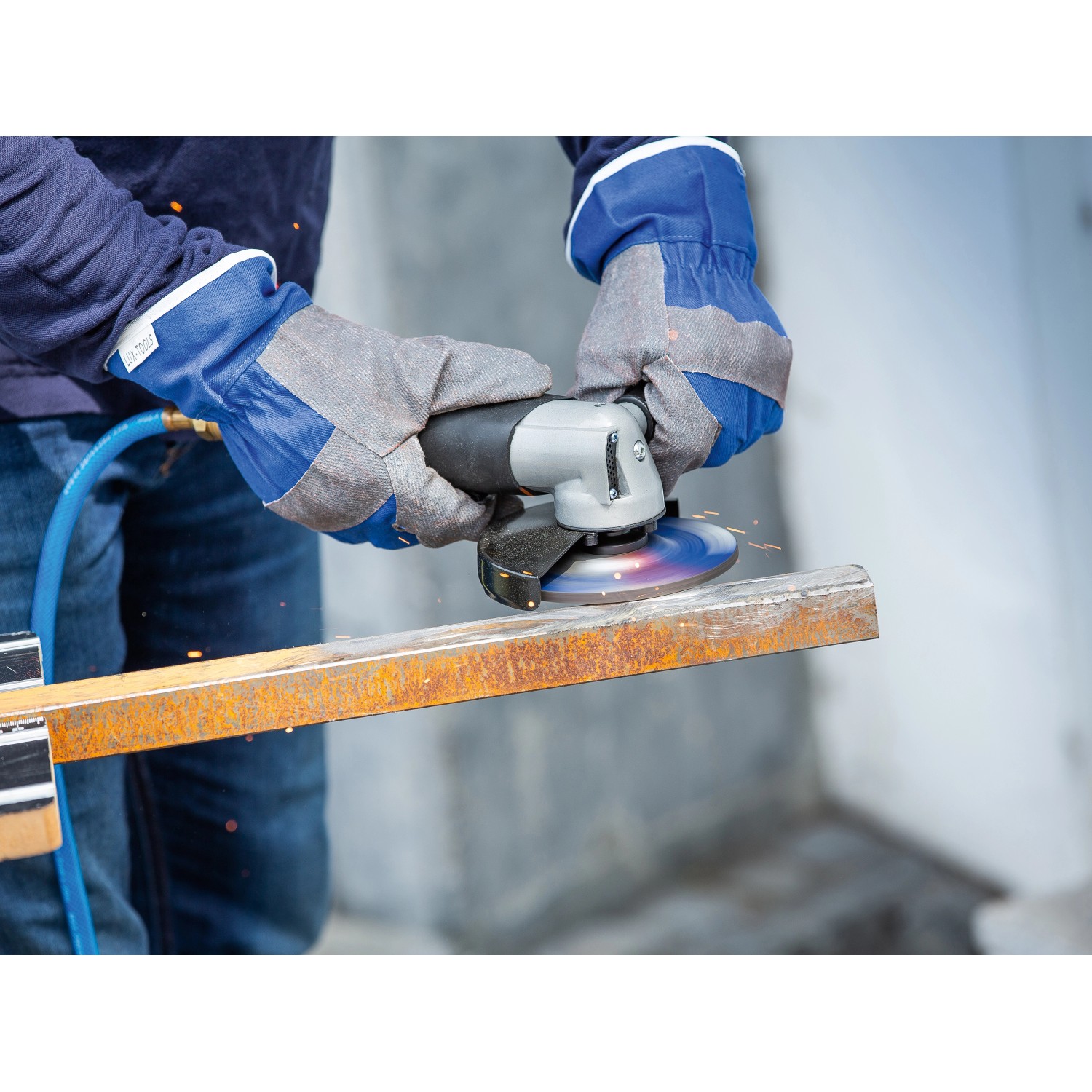 LUX Druckluft-Winkelschleifer D-WIS-6 im Einsatz beim Schleifen eines Metallstücks.