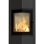 Schwarzer ILDNORD Eck-Kaminofen ODYN M, 8 kW mit Eckscheibe und brennendem Holz.