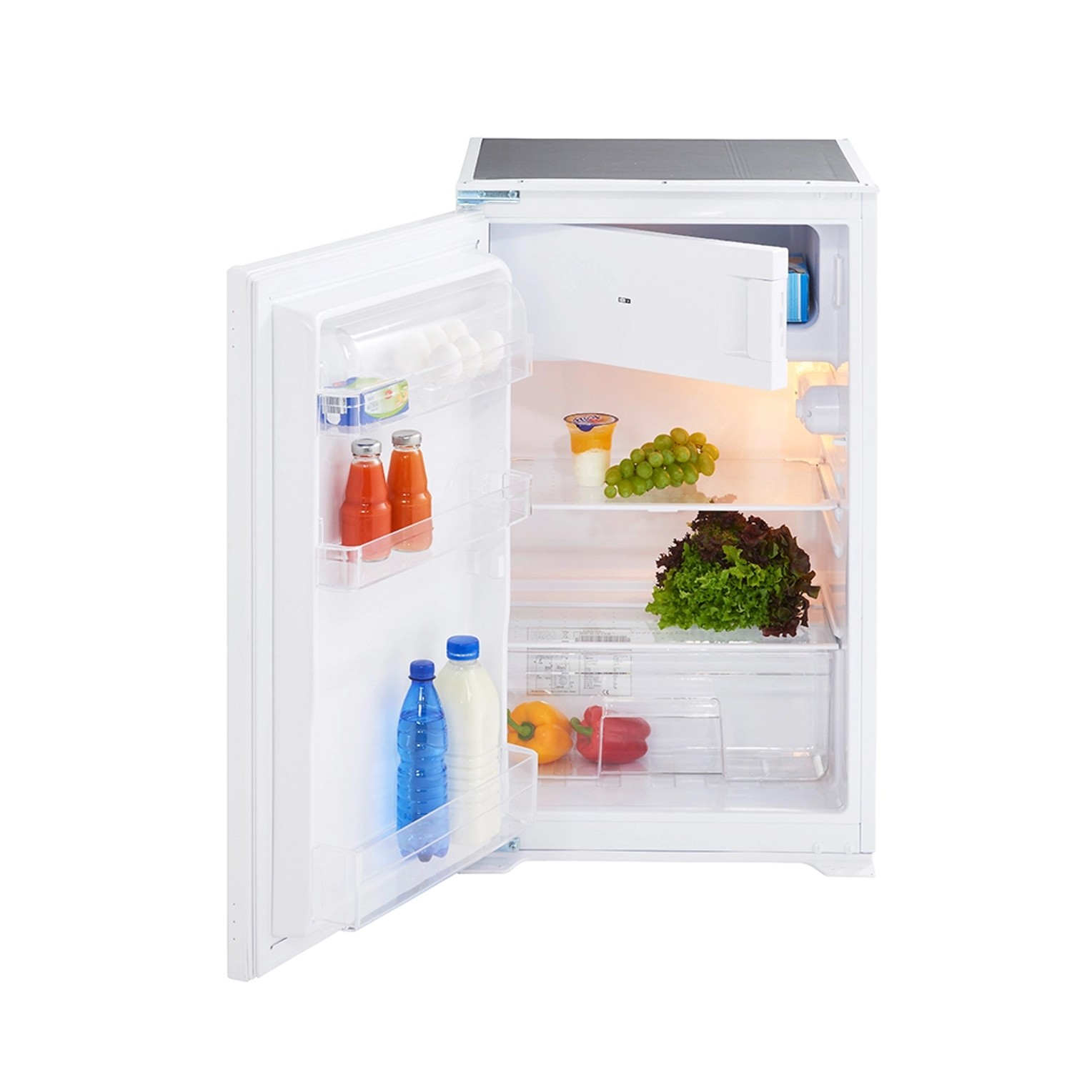 Offener, weißer Einbaukühlschrank mit Lebensmitteln, passend zur Optifit Winkelküche.