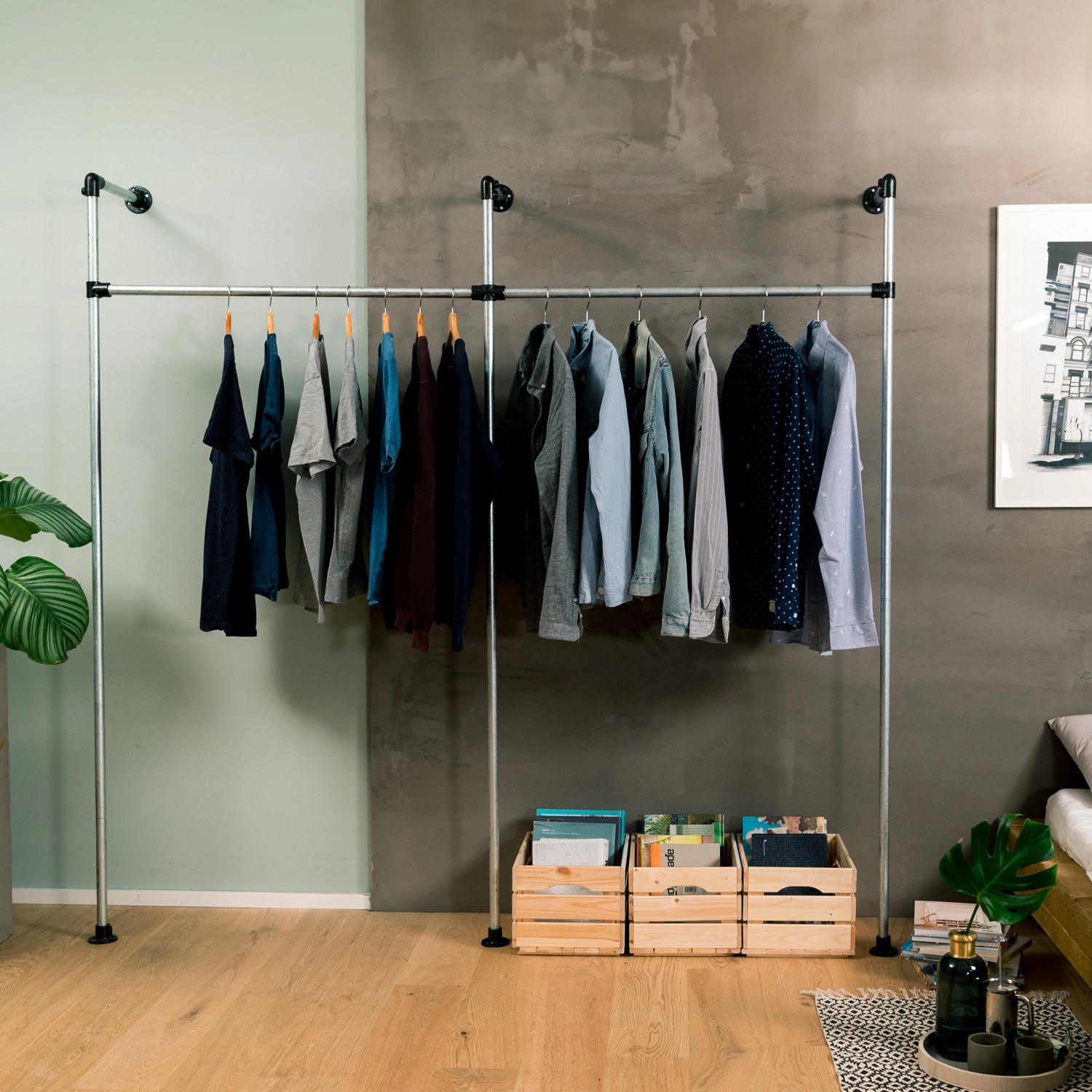 Silbernes Stahlrohr (200cm) als Kleiderstange im Schlafzimmer. Möbelbau leicht gemacht.