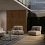 FN Neuhofer Akustikpaneel Acustico Thermo Fichte als Schallschutz-Wand auf moderner Terrasse mit Sitzmöbeln.