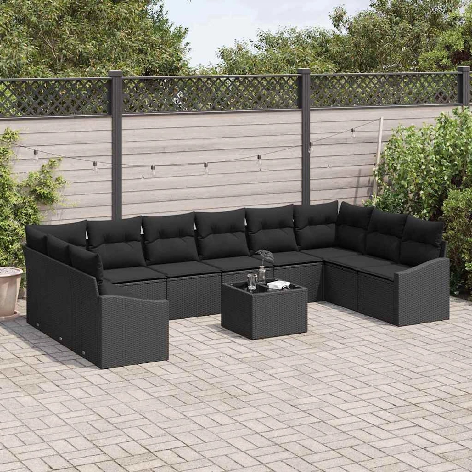 Schwarzes 11-teiliges vidaXL Garten-Sofa-Set aus Poly Rattan mit Tisch und bequemen Kissen.