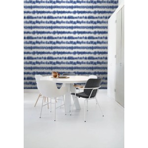 Dekorative ESTAhome Vliestapete mit horizontalen Tie Dye Shibori Streifen in Indigoblau und Weiß für stilvolle Wände.