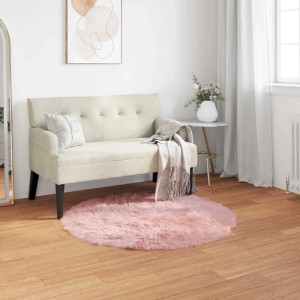 Runder, flauschiger rosa Kunstschaffell Teppich aus Polyester, Ø 80 cm, im Wohnzimmer.