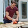 Mann schleift Holztür mit Black+Decker Schwingschleifer BEW220, 150 W. Schleifmaschine für Holzbearbeitung.