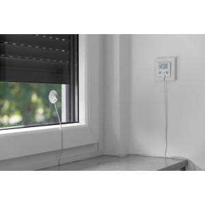 Schellenberg Sonnensensor Plus am Fenster mit Rollladen und Zeitschaltuhr.