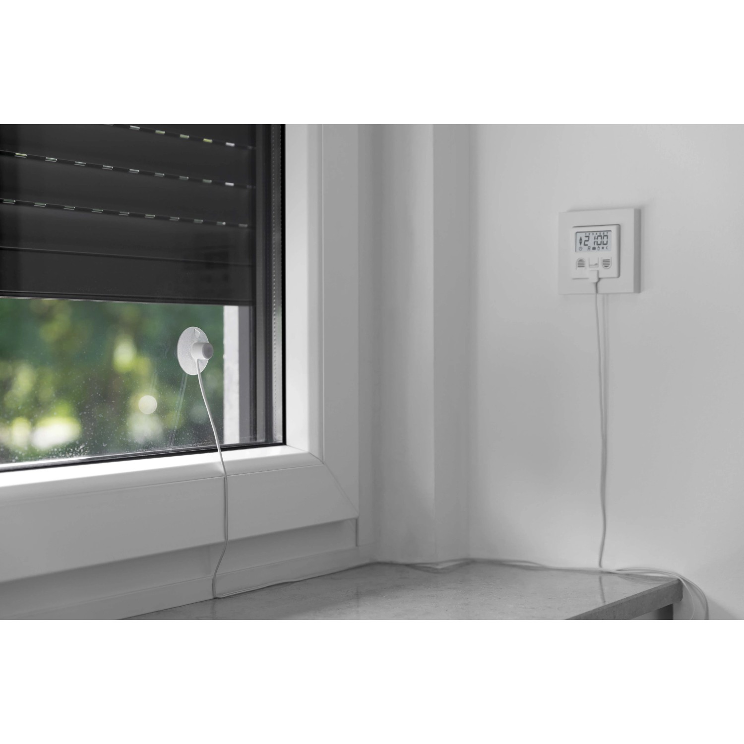 Schellenberg Sonnensensor Plus am Fenster mit Rollladen und Zeitschaltuhr.
