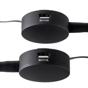 Detailaufnahme der USB-Anschlüsse der schwarzen LED Bettleuchte FIORE.