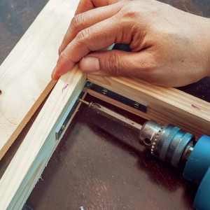 Hand montiert verzinkten SOTECH Winkelverbinder an Holz für Möbelbau. Stahl L-Winkel mit Sicke.