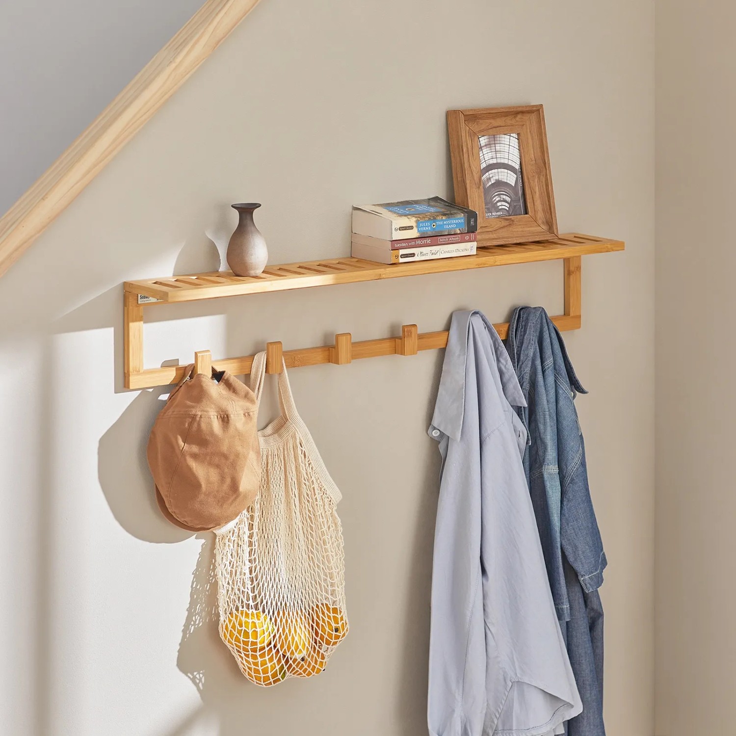 SoBuy Wandgarderobe FHK06-N aus Bambus mit Ablage und Haken für Flur, Bad oder Küche.