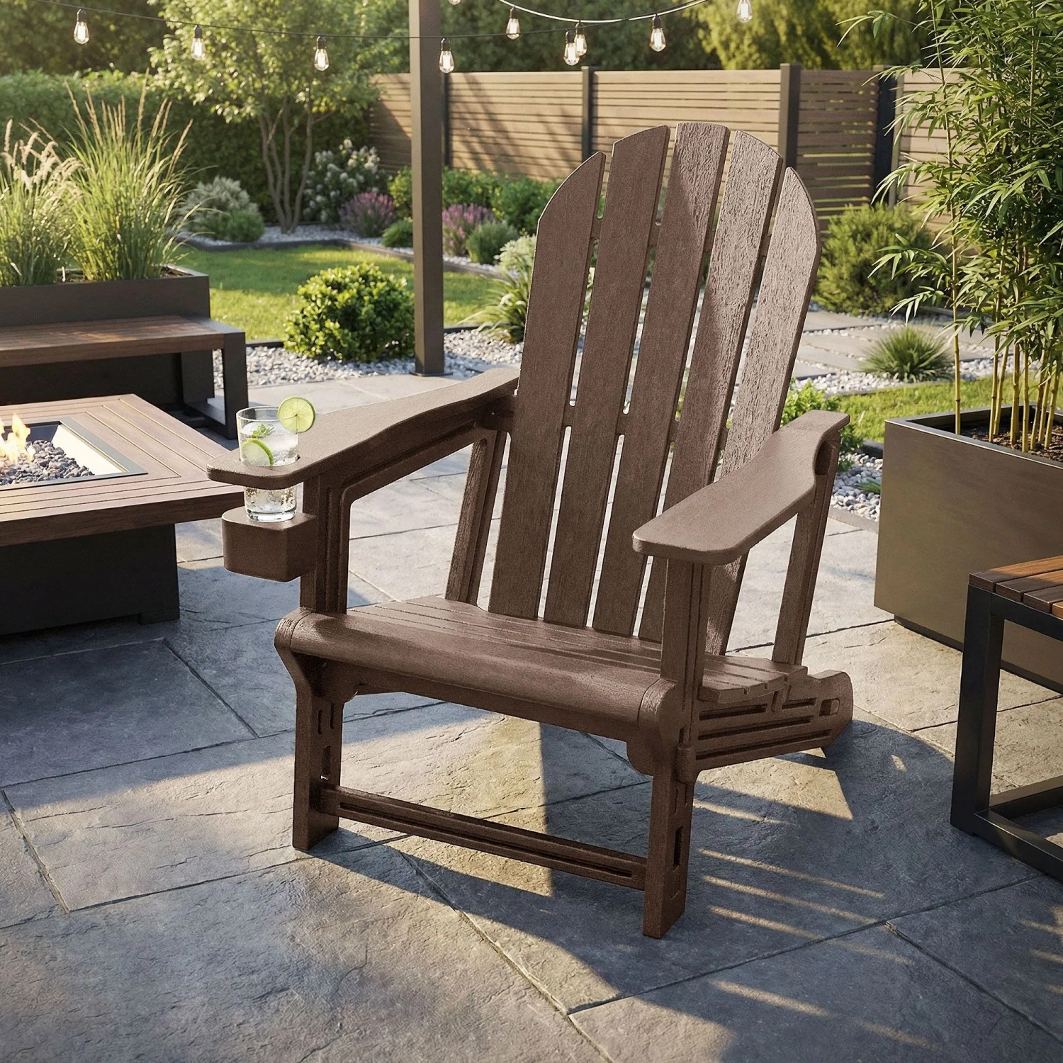 Brauner ML-Design Adirondack Gartenstuhl aus Kunststoff mit Getränkehalter im Garten.