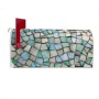 Weißer US Briefkasten mit blauem Mosaik Muster und roter Fahne.