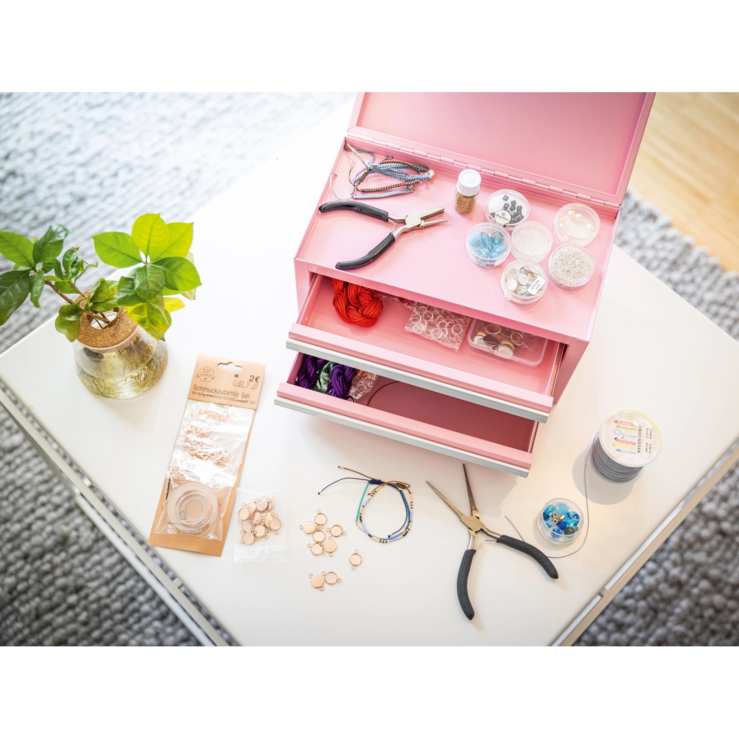 Pinke Mini Toolbox mit Schubladen zur Aufbewahrung von Kleinteilen und Zubehör.
